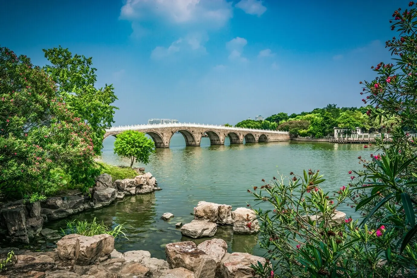中国の公園にある古い橋